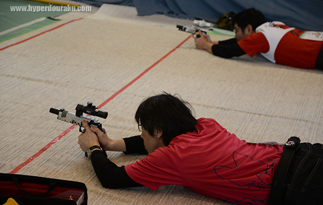 プローン(伏せ撃ち)して射撃