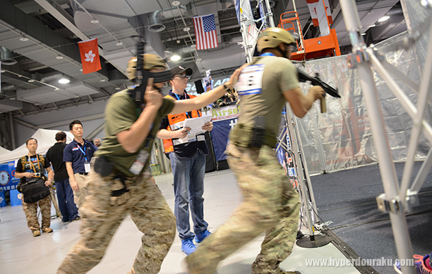 世界各国の選手がエアガンを使用して戦う