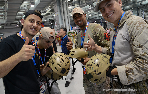 選手同士、記念にサイン