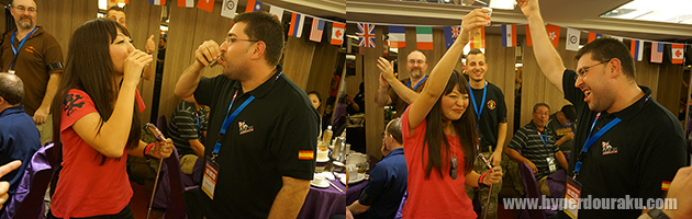 お酒を飲み干すみさみさ