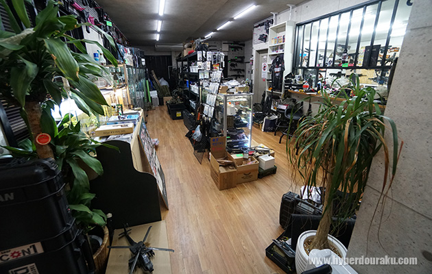 店内は意外と広い