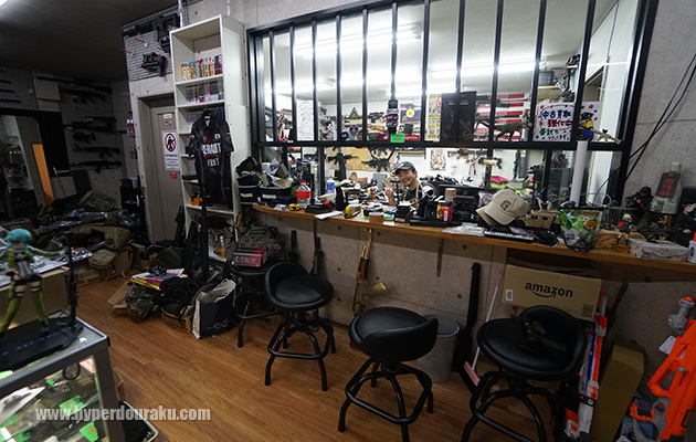 銀行か、カジノの換金所のようなカウンター越し