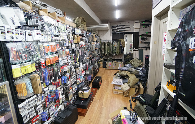 店内はおもちゃ箱をひっくり返したような