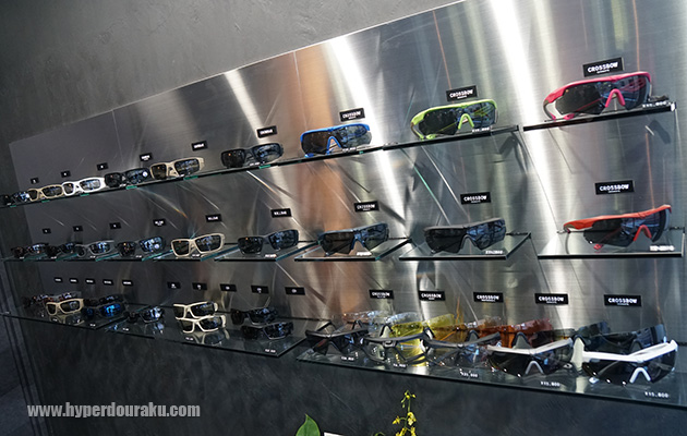 ESSのアイウェアがずらり展示