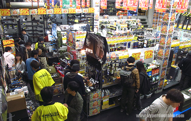 店内は大賑わい