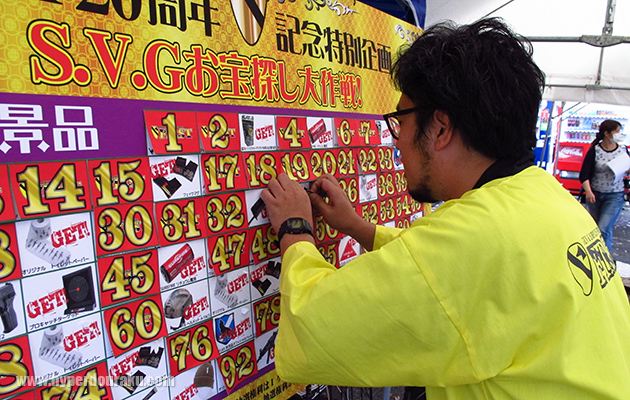 西村社長自らがお宝番号札をめくります