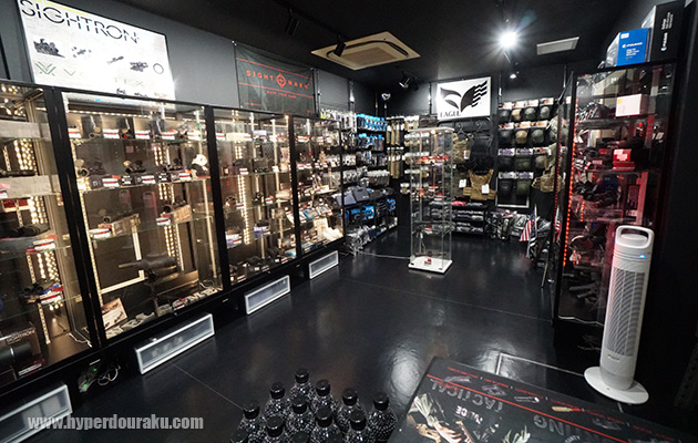 黒を基調としたクールな店内