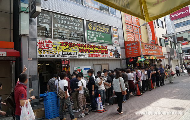 オープン30分前ですでにこんな行列