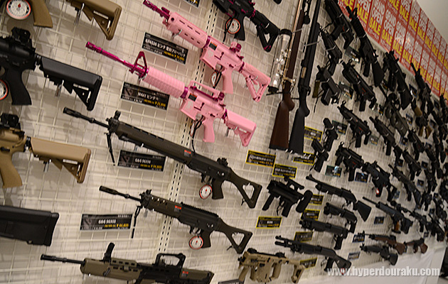 店内の壁一面にはトイガン