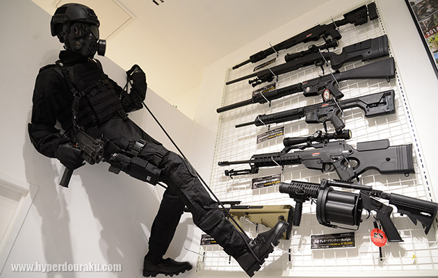 特殊部隊が天井からラペ