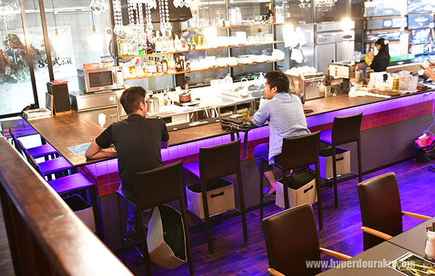 人の雰囲気溢れるバースペース