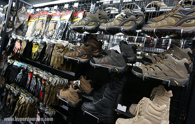 MERELLのブーツ、メカニクスのグローブ