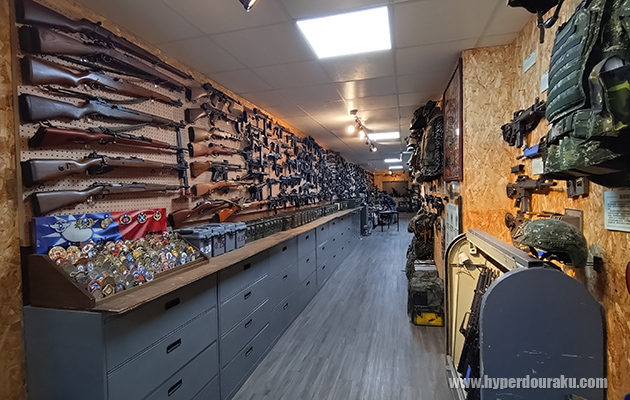壁一面にエアガンやモデルガンが
