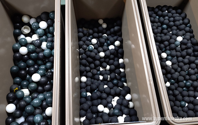 弾は樹脂やゴム製