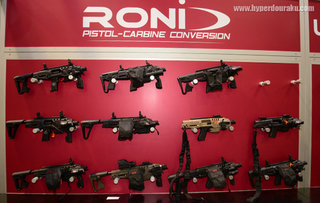 様々なハンドガンのコンバージョンキットが展示