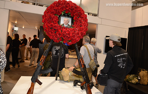 カラシニコフ氏の追悼ディスプレー
