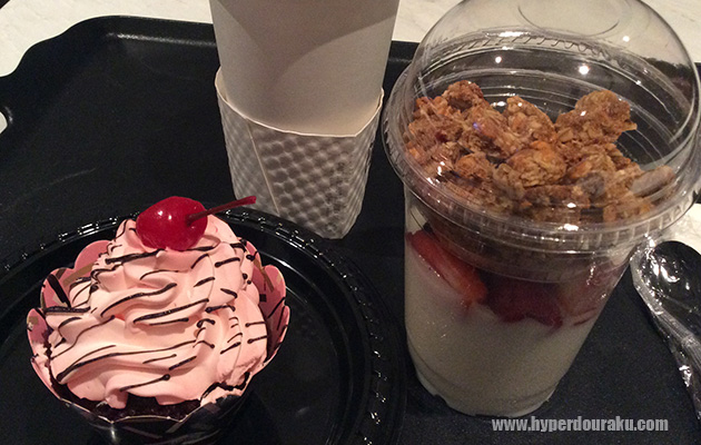 グラノーラ入りフルーツヨーグルト