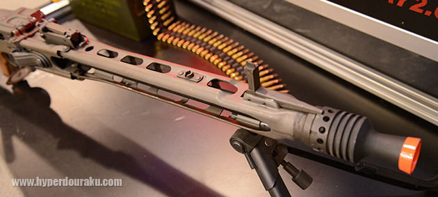 バレルは実銃同様に右サイドにテイクダウン