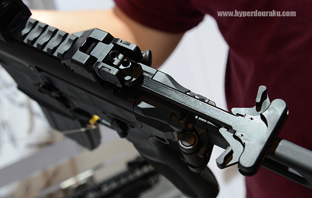 チャージングハンドル