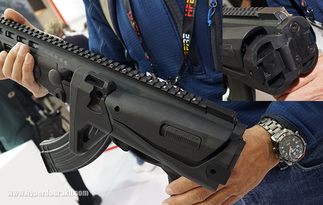 左側面にストックを折りたたむ