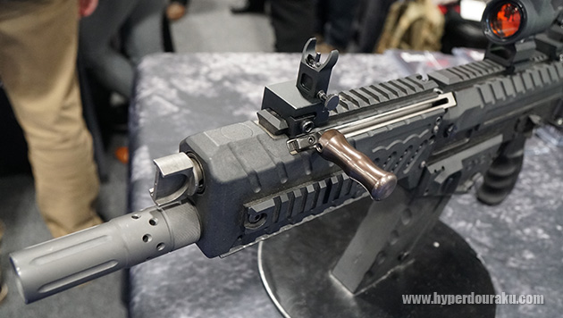 チャージングハンドル