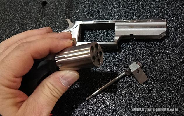 ロックを外してシリンダーピンを抜き