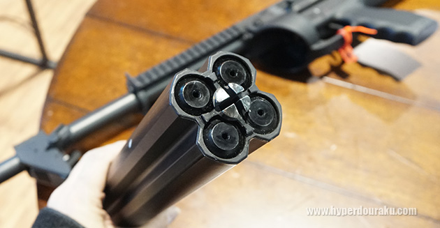 各穴に4発のショットシェルを装填