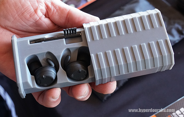 バッテリー充電機能付きのケース