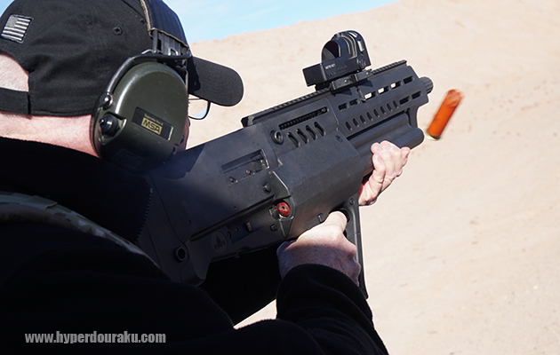 1本のチューブ分の弾を撃ち終えるとホールドオープン