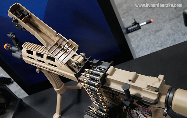 フィードカバーをオープン