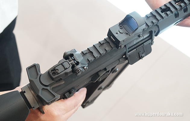 チャージングハンドル