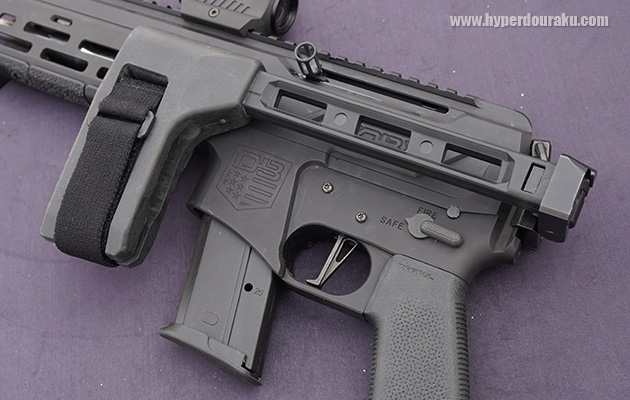 フォールディングストックを折りたたむ