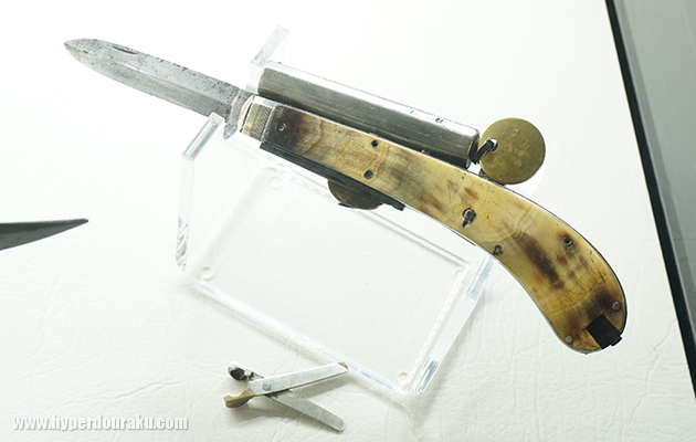 ナイフのグリップ上に付けられた銃身