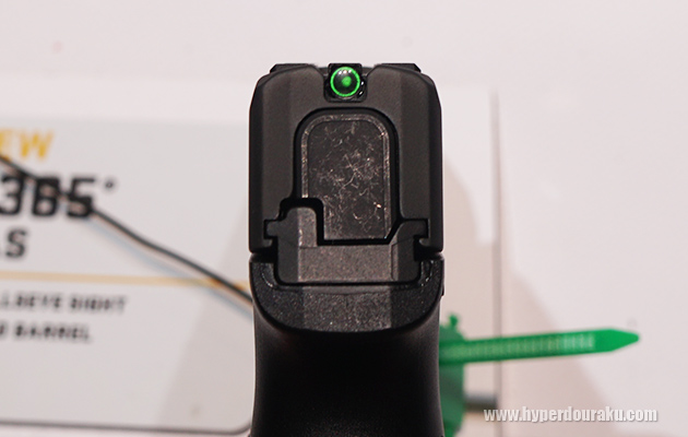 グリーンのリングとドット