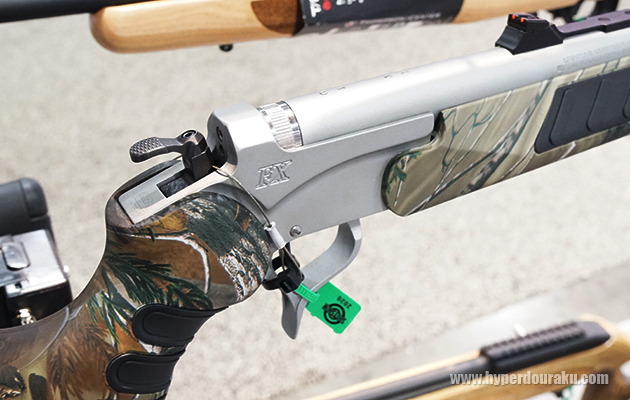 銃口から黒色火薬と弾頭を装填