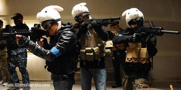 ウサギのかぶり物をした3人組