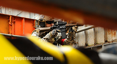 敵を伺い狙撃する