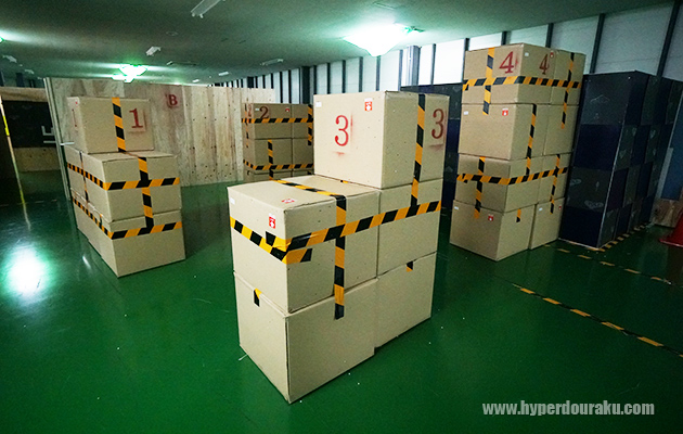 ダンボール箱がバリケとして設置