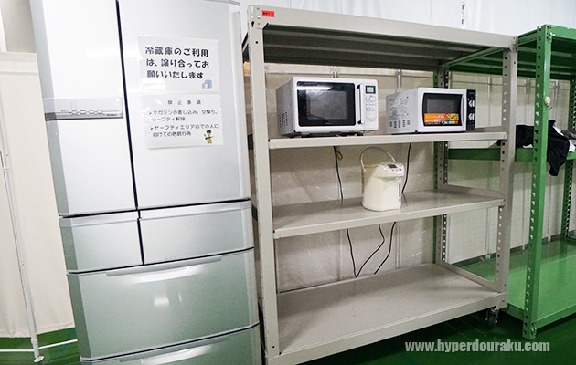 冷蔵庫、電子レンジ2台、電気ポット
