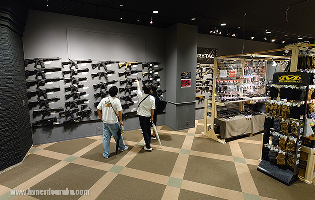 エアガンが壁一面にびっしり