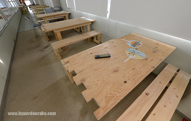 ガンラック付きのテーブル