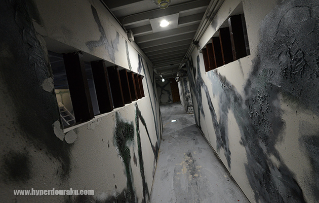 地下はやや薄暗く