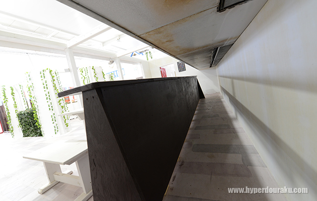 バーカウンターは裏