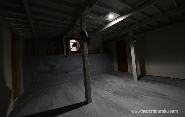 お面が柱に括りつけられた