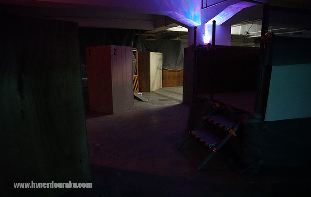 薄暗い雰囲気のインドアフィールド