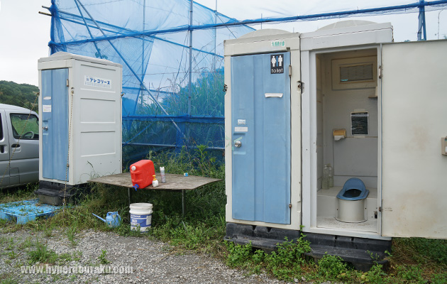 トイレは仮設タイプ