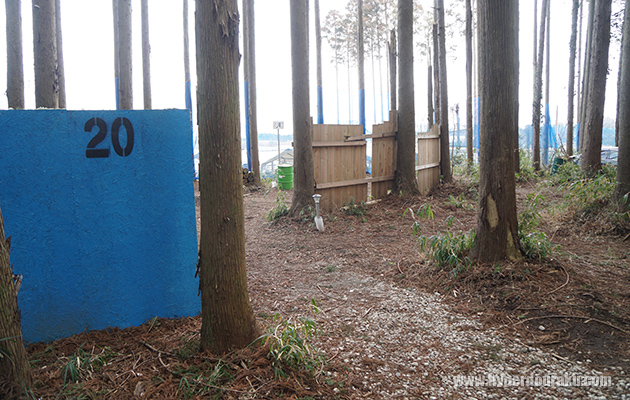 コンパネやドラム缶で構築されたバリケード