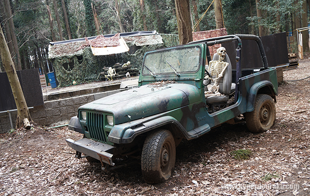 フィールドにはジープなどの車両