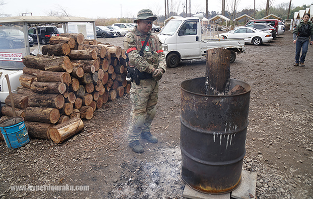 ドラム缶に火を焚いて