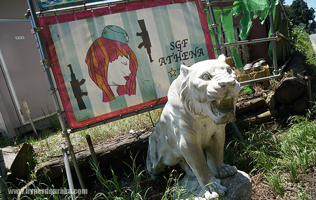 アテナのバナーとライオンの置物